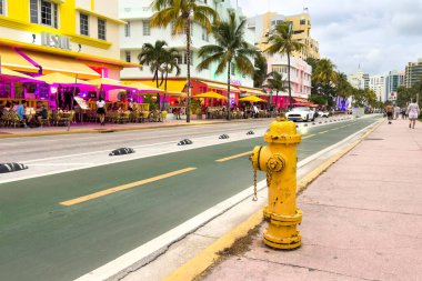 Miami, Florida - 25 Ağustos 2023 Ocean Drive Caddesi. Arka planda ikonik sanat deco mimarisi olan yangın musluğu.