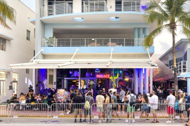 Miami, Florida - 25 Ağustos 2023: South Beach, Miami, Florida, ABD 'deki Ocean Drive kongresinde lüks daireler.