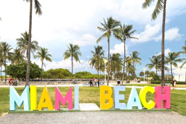 Miami, Florida - 25 Ağustos 2023: 5. caddedeki Lummus Park 'taki ünlü Miami Plajı tabelası.