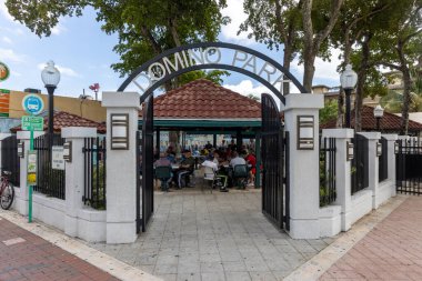 Miami, Florida - 25 Ağustos 2023 Küçük Havana 'da Domino Parkı yaşlıların domino oynamasını izlemek için popüler bir turizm merkezidir..