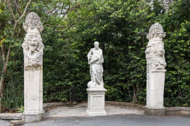 Miami, Florida - 25 Ağustos 2023 Vizcaya Müzesi ve Bahçesi, doğa manzarası ve klasik heykeller..