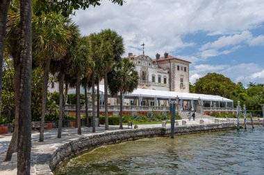 Miami, Florida - 25 Ağustos 2023: Miami, Florida 'da Biscayne Körfezi' nde bulunan James Deering 'in eski malikanesi Villa Vizcaya Müzesi ve Bahçeleri.