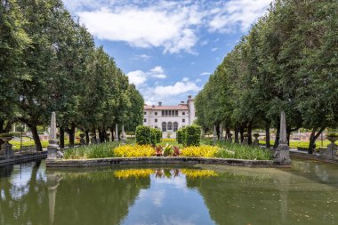 Miami, Florida - 25 Ağustos 2023: Vizcaya Müzesi ve Bahçeleri, Deering McCormick Uluslararası Hasat Servetinden işadamı James Deering 'in eski villası ve mülküdür..