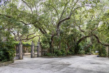 Miami, Florida - 25 Ağustos 2023: Vizcaya Müzesi ve Bahçeleri, eski işadamı James Deering 'in Coconut Grove, Miami, Florida' daki Biscayne Körfezi 'ndeki villası ve mülkü