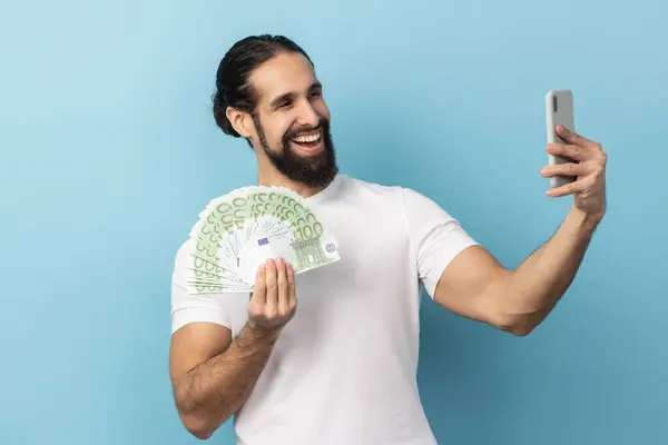Tyytyväinen Optimistinen Mies Jolla Parta Valkoisessa Paidassa Ottamassa Selfietä Kännykällä — kuvapankkivalokuva