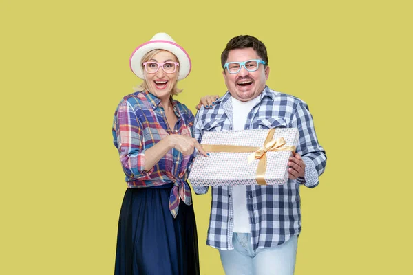 상자를 캐주얼 셔츠에 남성과 여자의 즐거운 스튜디오 노란색 배경에 — 스톡 사진