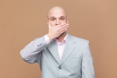 - Söylemem. Kel sakallı adamın portresi. Ağzı eliyle kaplayan, sır saklayan, şok edici haberlerle dehşete düşen, gri ceket giyen. Kahverengi arka planda kapalı stüdyo çekimleri.