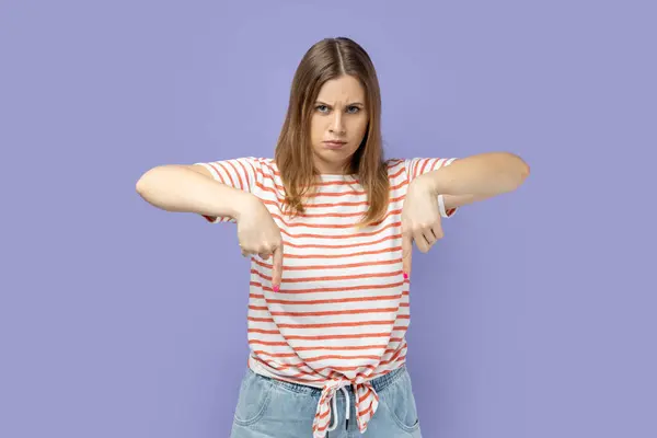 Aqui Agora Mulher Vestindo Listrado Camiseta Apontando Dedos Para Baixo — Fotografia de Stock