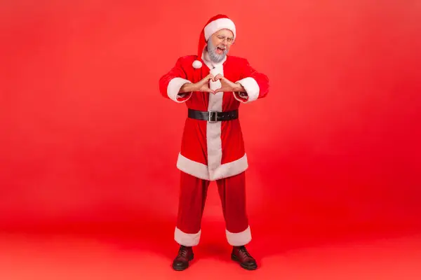Полная Длина Пожилого Человека Седой Бородой Костюме Санта Клауса Показывает — стоковое фото