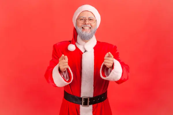 Usmívající Starší Muž Šedivými Vousy Kostýmu Santa Clause Ukazující Prstem — Stock fotografie