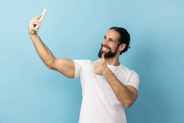 Portrait Man Beard Wearing White Shirt Showing Thumbs Gesture Winking — Stock Photo, Image