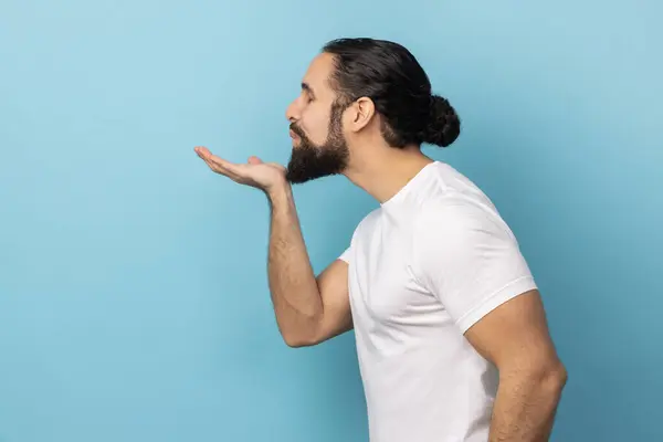 Retrato Vista Lateral Hombre Romántico Con Barba Usando Camiseta Blanca — Foto de Stock