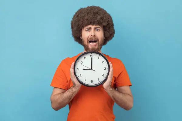 Look Time Man Afro Hairstyle Orange Shirt Holding Big Clock — Stock Photo, Image