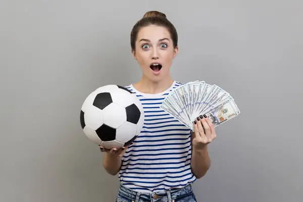 Retrato Mujer Impactada Vistiendo Camiseta Rayas Sosteniendo Pelota Fútbol Fan —  Fotos de Stock