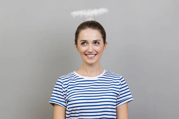 Çizgili Tişört Giyen Kafasında Nimbus Olan Gülümseyen Bir Kadının Portresi — Stok fotoğraf