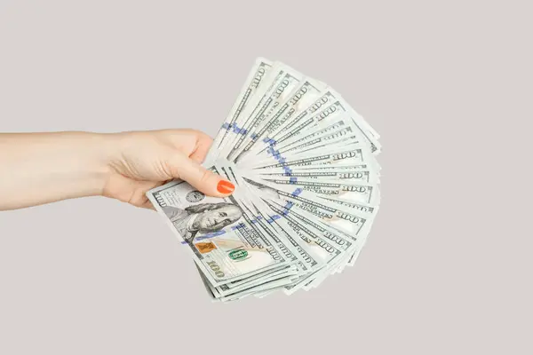 Zbliżenie Kobiecej Ręki Pokazującej Wielką Fankę Banknotów Dolarowych Pensji Zarobków — Zdjęcie stockowe