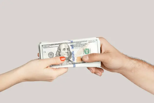 Lähikuva Naisen Miehen Kädet Antaa Rahaa Ottaen Dollarin Seteleitä Sisäuima — kuvapankkivalokuva