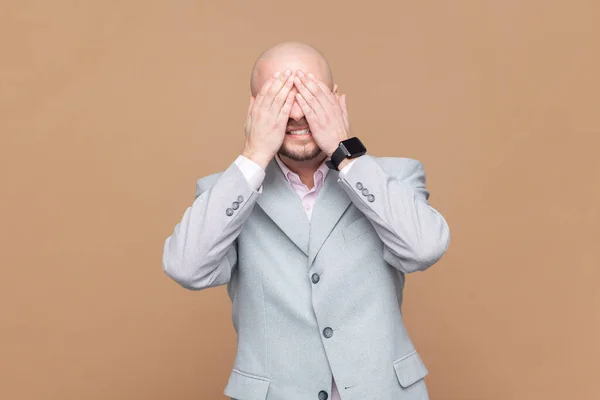 Portrait Scared Shocked Bald Bearded Man Standing Closed His Eyes — Stock Photo, Image
