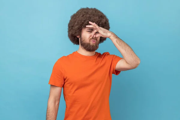 Afro Saçlı Turuncu Tişörtlü Iğrençlik Içinde Kameraya Buruna Bakan Osuruk — Stok fotoğraf