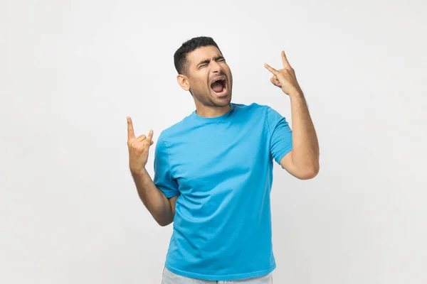 Porträtt Upphetsad Förvånad Ung Vuxen Orakad Man Bär Blå Shirt — Stockfoto