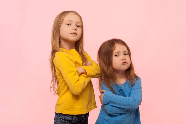 Portret Dwóch Poważnych Dumnych Dziewczynek Stojących Skrzyżowanymi Rękami Patrzących Kamerę — Zdjęcie stockowe