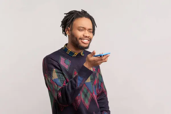 Muotokuva Hymyilevä Tyytyväinen Afrikkalais Amerikkalainen Mies Rastat Parta Seisoo Matkapuhelin — kuvapankkivalokuva