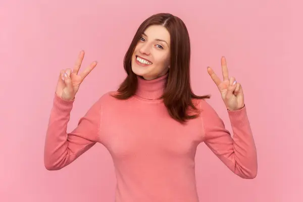 Positiivinen Kaunis Nainen Ruskeat Hiukset Osoittaa Rauhaa Merkki Hymyilee Hampaallisesti — kuvapankkivalokuva