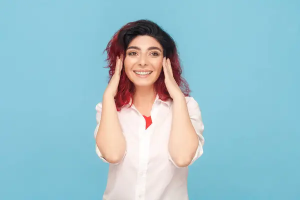 Muotokuva Hymyilevä Positiivinen Optimistinen Nainen Fancy Punaiset Hiukset Haaveilee Miellyttävä — kuvapankkivalokuva