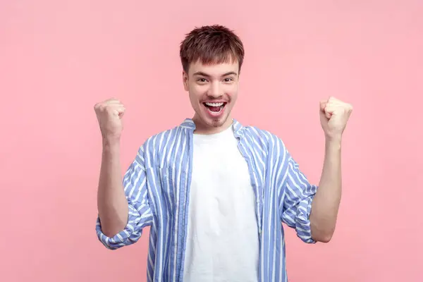 Porträtt Extremt Glad Överlycklig Ung Man Bär Skjorta Stående Med — Stockfoto