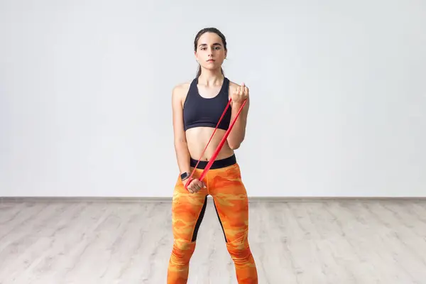 Portrét Silné Sportovní Ženy Černém Tílku Oranžových Kamaších Cvičící Pažích — Stock fotografie