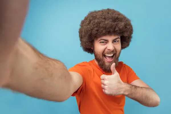 Retrato Divertido Hombre Alegre Con Peinado Afro Con Camiseta Naranja —  Fotos de Stock