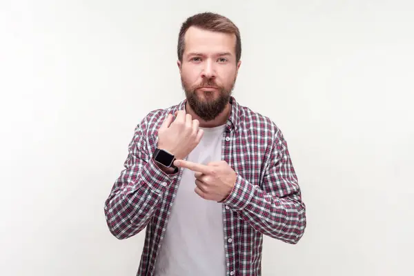 Porträtt Seriös Självsäker Skäggig Man Pekar Hans Armbandsur Tittar Kameran — Stockfoto