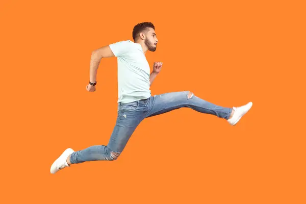 Komik Enerjik Tasasız Sakallı Tişört Giymiş Havada Zıplayan Genç Bir — Stok fotoğraf