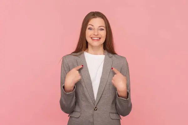 Portrett Smilende Lykkelig Positiv Kvinne Med Brunt Hår Pekende Seg – stockfoto
