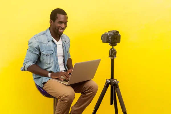 Gülümseyen Adamın Portresi Dizüstü Bilgisayarı Kullanarak Blog Çekimine Video Kaydederek Stok Fotoğraf