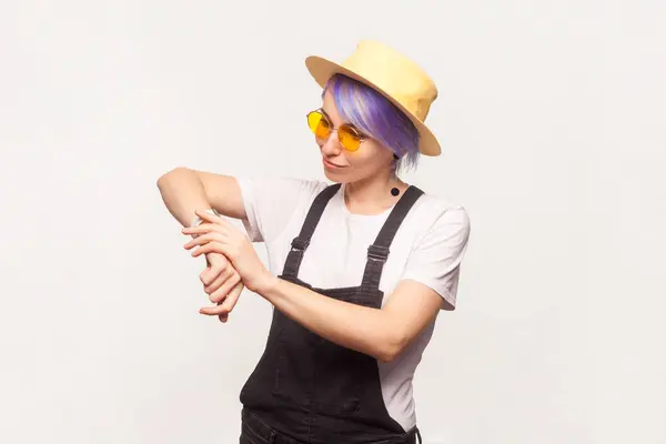 Портрет Занятой Серьезной Женщины Фиолетовыми Волосами Солнцезащитных Очках Шляпе Стоящей — стоковое фото