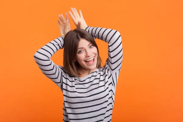 Портрет Забавной Игривой Позитивной Женщины Каштановыми Волосами Поднял Руки Показывая Стоковое Изображение
