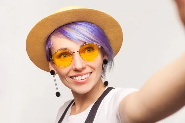 Portrait Smile Delighted Woman Blogger Violet Hair Sunglasses Hat Making — Stok Foto