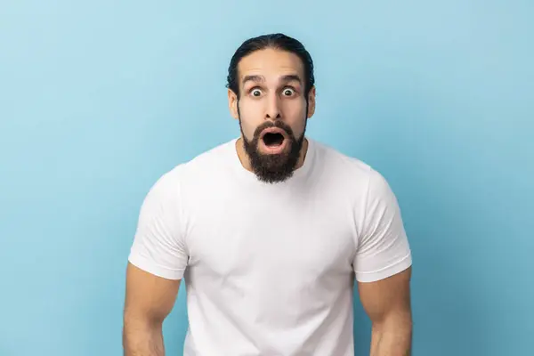 Portretul Omului Surprins Barbă Purtând Tricou Alb Care Privește Expresie Imagini stoc fără drepturi de autor