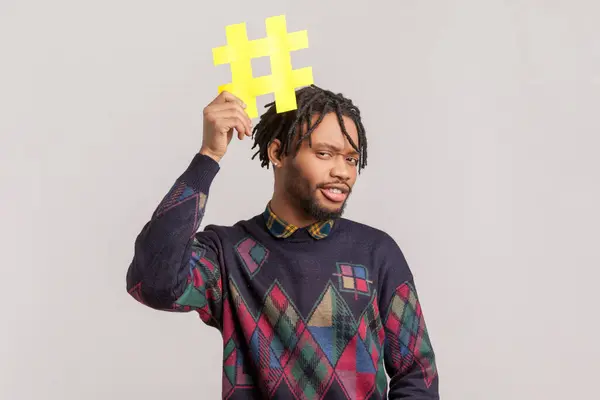 Χαμογελώντας Αφροαμερικανός Dreadlocks Κρατώντας Κίτρινο Hashtag Σύμβολο Πάνω Από Κεφάλι Royalty Free Φωτογραφίες Αρχείου