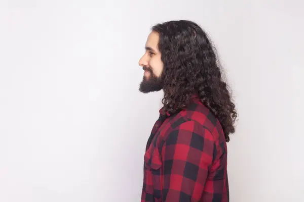 Samping Melihat Potret Pria Berjanggut Yang Tenang Dengan Rambut Keriting Stok Foto