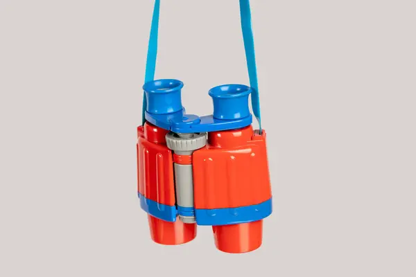 Primer Plano Del Binocular Plástico Juguete Rojo Azul Equipo Visión Fotos de stock