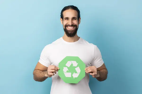 Портрет Усміхненого Чоловіка Бородою Білій Футболці Показує Символ Переробки Зелених Стокове Зображення