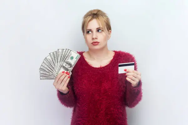 Portrait Confused Young Blonde Woman Standing Holding Dollar Banknotes Credit Imagine de stoc