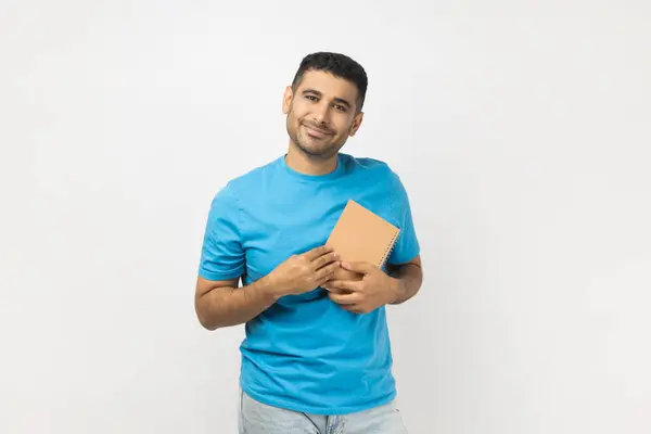 Portrett Glade Glade Positive Smilende Uberørt Mann Med Blå Skjorte stockbilde