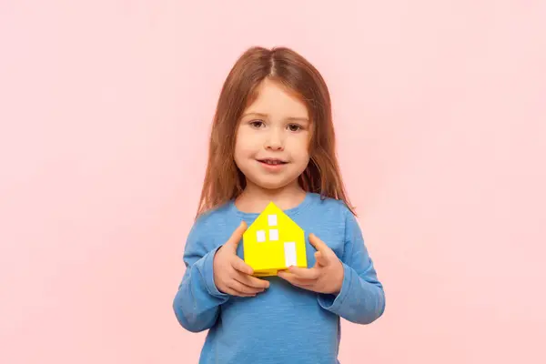 Portrait Charming Smiling Little Girl Holding Yellow Paper House Advertisement Fotografie de stoc