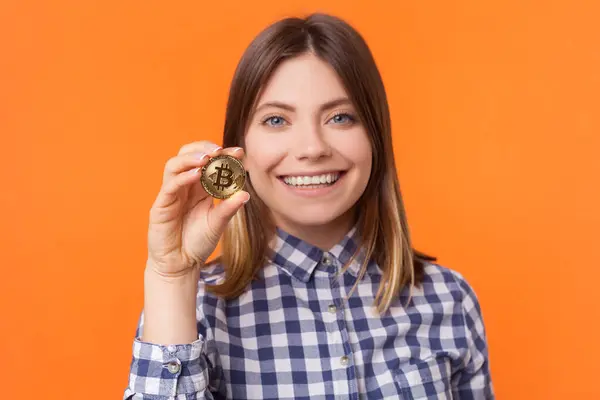 Muotokuva Onnellinen Suloinen Söpö Nainen Ruskeat Hiukset Seisoo Tilalla Bitcoin tekijänoikeusvapaita valokuvia kuvapankista
