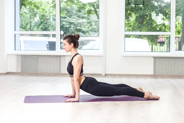 Ganztägiges Porträt Einer Schlanken Frau Die Yoga Auf Einer Matte lizenzfreie Stockbilder