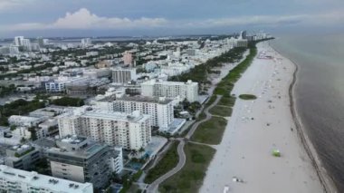 Lüks otelleri, deniz kenarındaki hareketli ve egzotik seyahat merkezleri olan Playa Miami güney plajı manzaralı bir sahil.