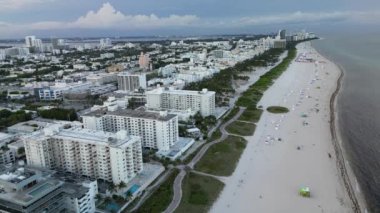 Lüks otelleri, deniz kenarındaki hareketli ve egzotik seyahat merkezleri olan Playa Miami güney plajı manzaralı bir sahil.